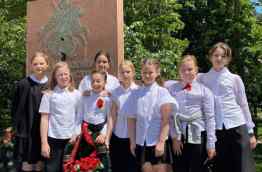 учащиеся 4 «А», 5 «А» и 6 «К» классов возложили венки и цветы к мемориалу воинам, погибшим за Отечество