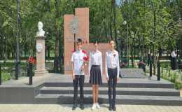"Цветы у обелиска"