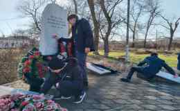 Уборка памятника жителям хутора Ленина