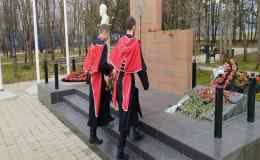 ученики нашей школы возлагают цветы к памятнику Защитников Отечества