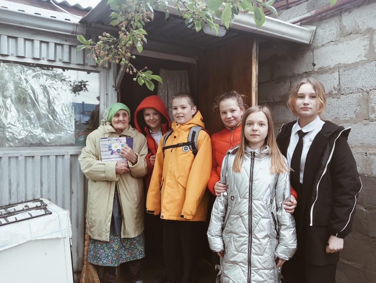 Поздравления учащимися нашей школы ветеранов Великой Отечественной войны.
