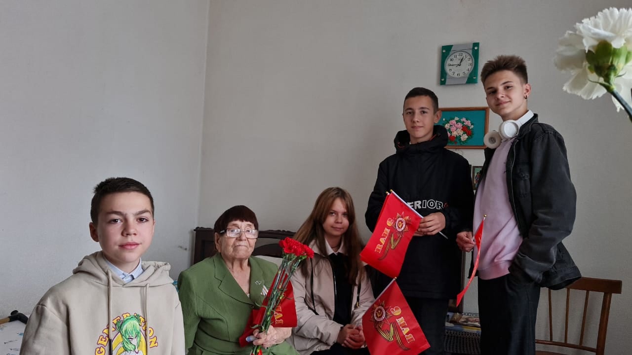 Поздравления учащимися нашей школы ветеранов Великой Отечественной войны.