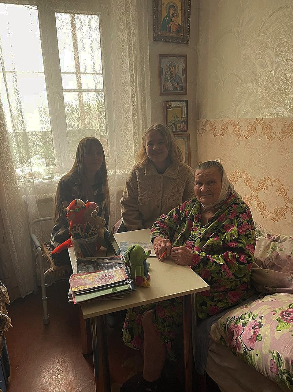 Поздравления учащимися нашей школы ветеранов Великой Отечественной войны.