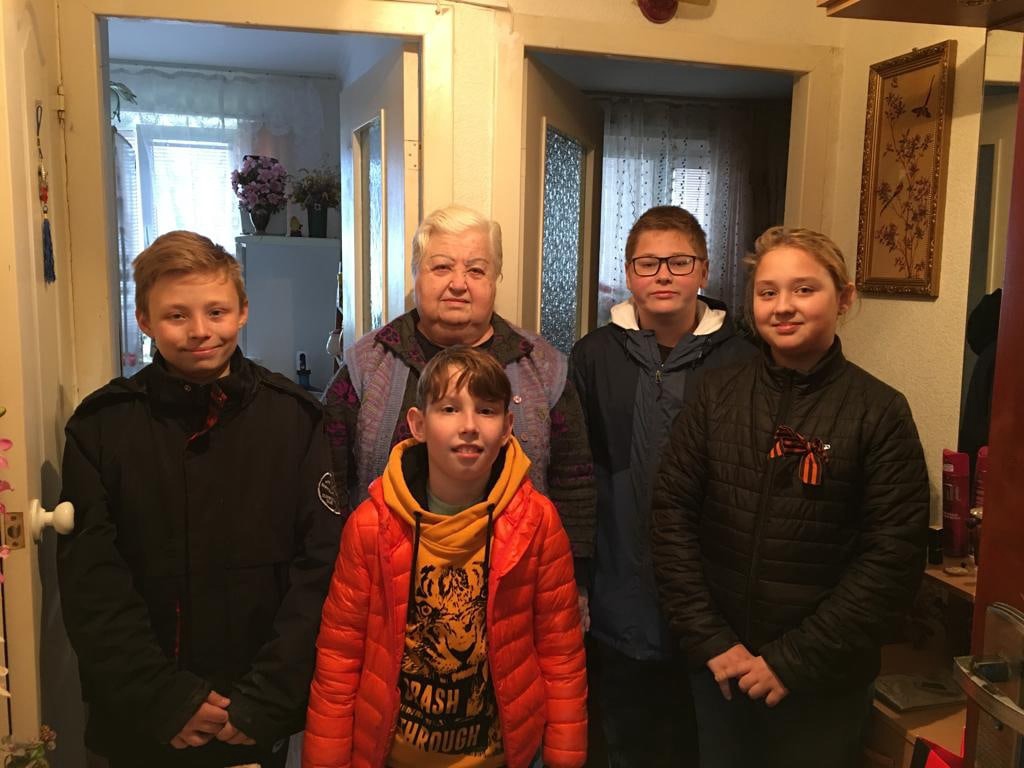 Поздравления учащимися нашей школы ветеранов Великой Отечественной войны.